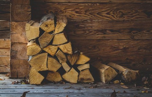 Sagatavots regulējums atbalstam mājsaimniecībām, kuras apkurei izmanto malku un koksnes briketes