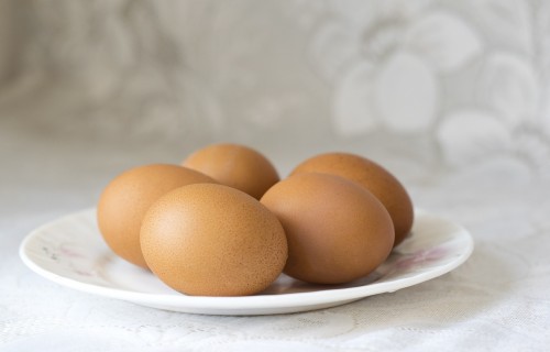 Latvijā vidēji viens cilvēks apēd ap 200 olas gadā