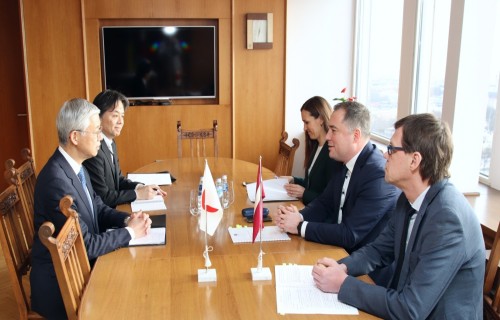 Zemkopības ministrs D.Šmits ar Japānas vēstnieku pārrunā iespējas palielināt Latvijas zivsaimniecības, piena un kokrūpniecības produkcijas eksportu uz Japānu