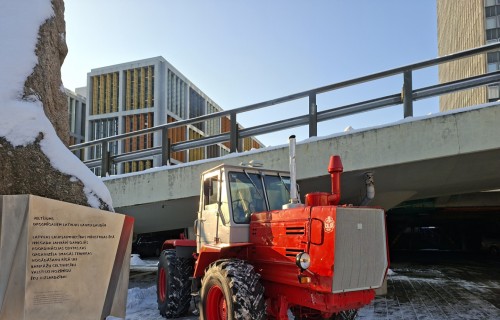 1991. gada barikāžu laika lauksaimniecības tehnikas ekspozīcija pie Zemkopības ministrijas